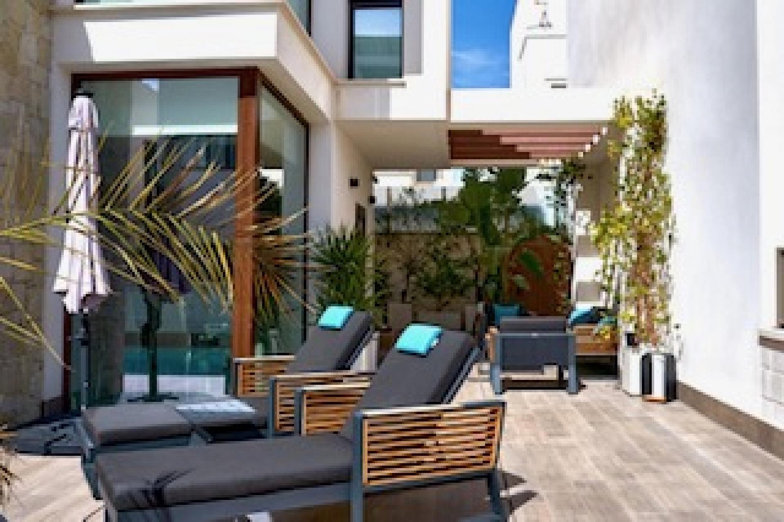 Moderne Villa mit Wasserfall-Pool und Solarium