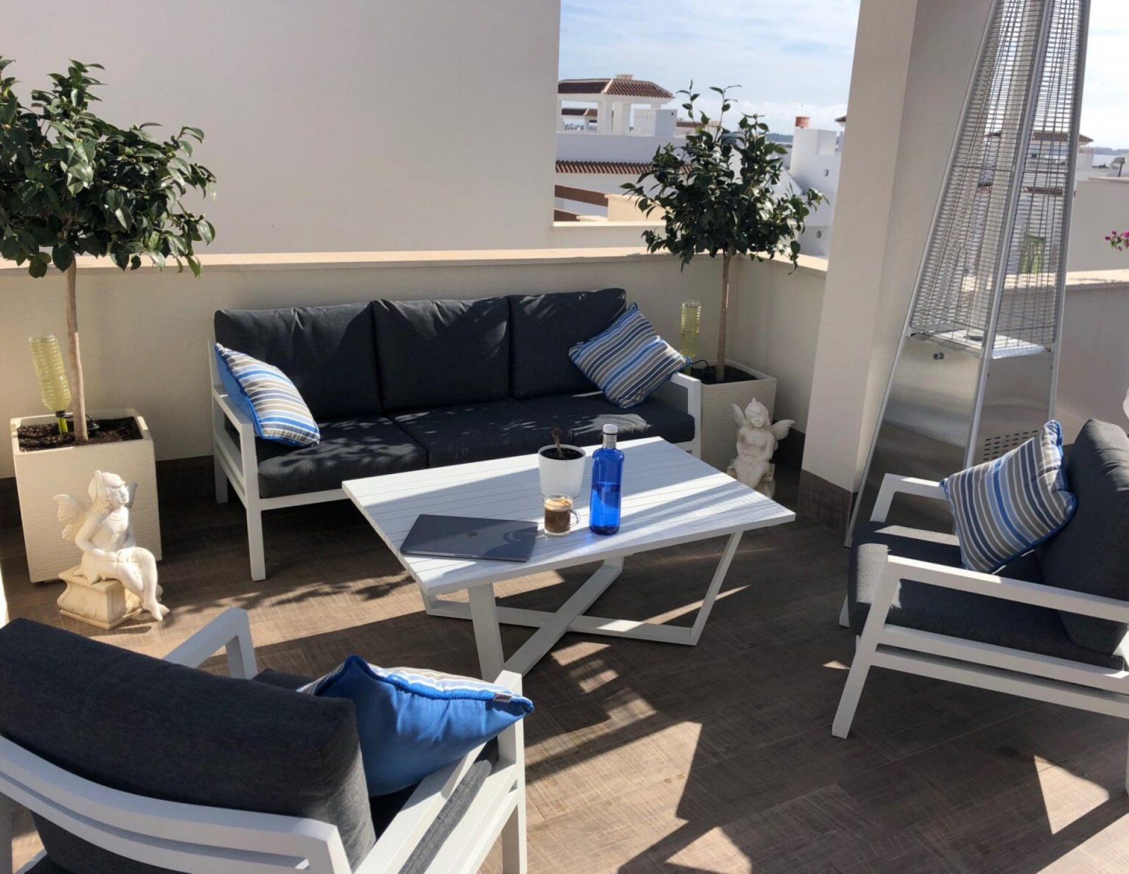 Moderne Villa mit Wasserfall-Pool und Solarium