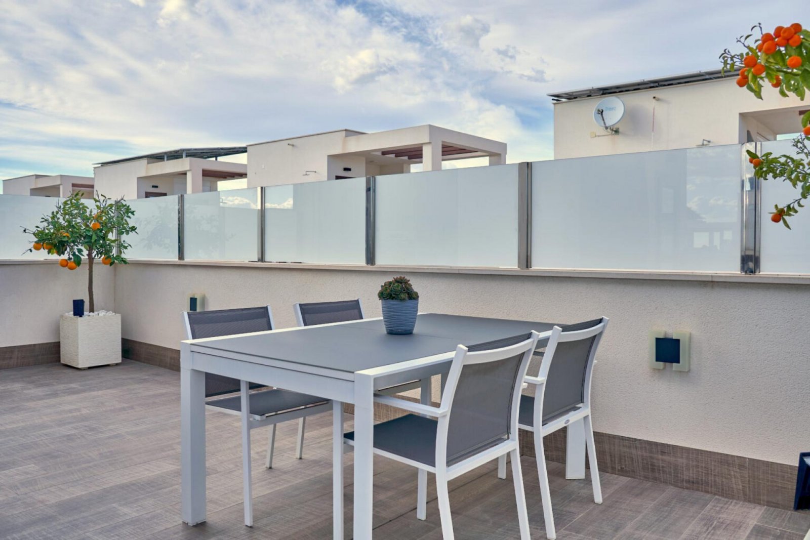 Moderne Villa mit Wasserfall-Pool und Solarium