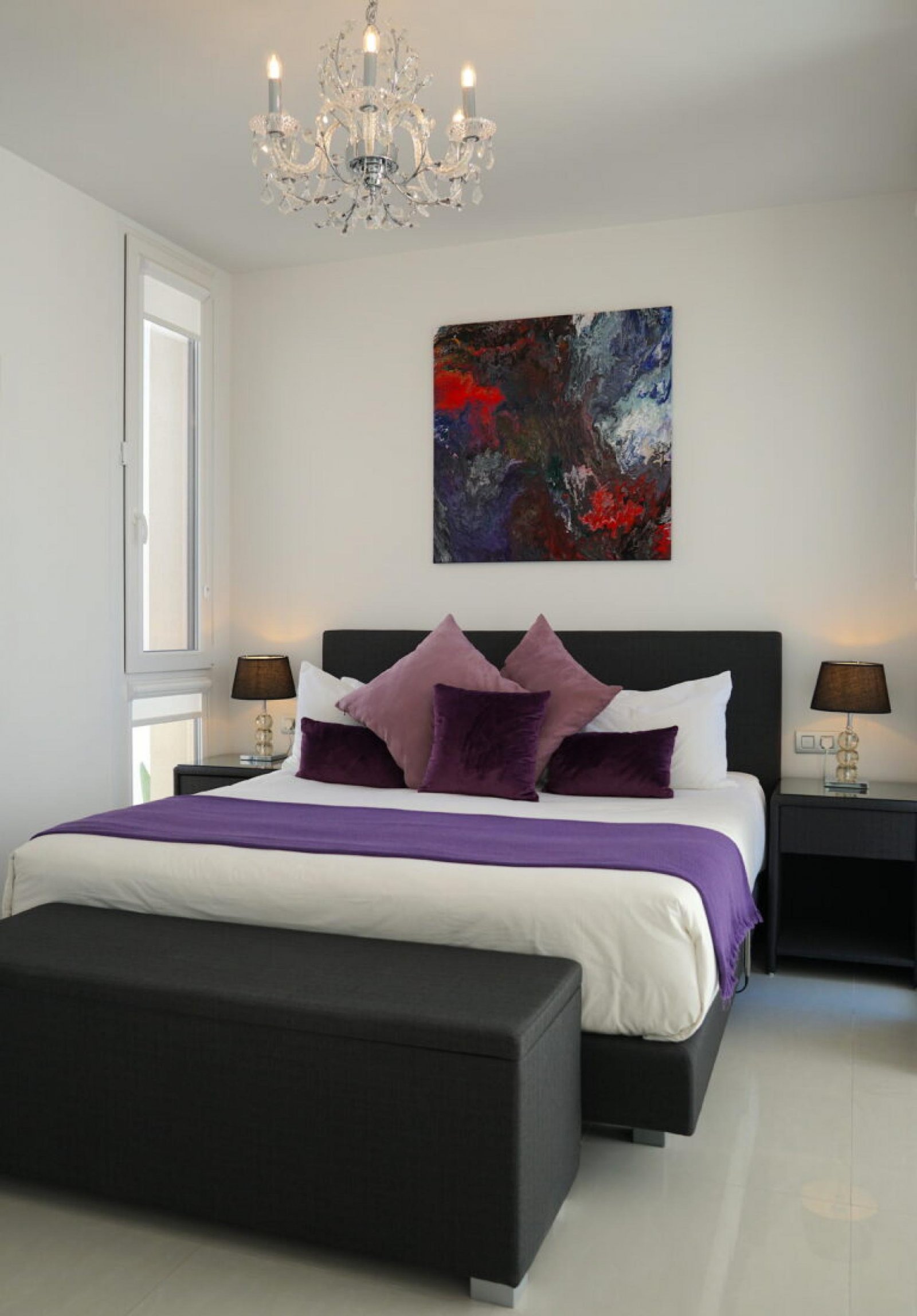 Moderne Villa mit Wasserfall-Pool und Solarium