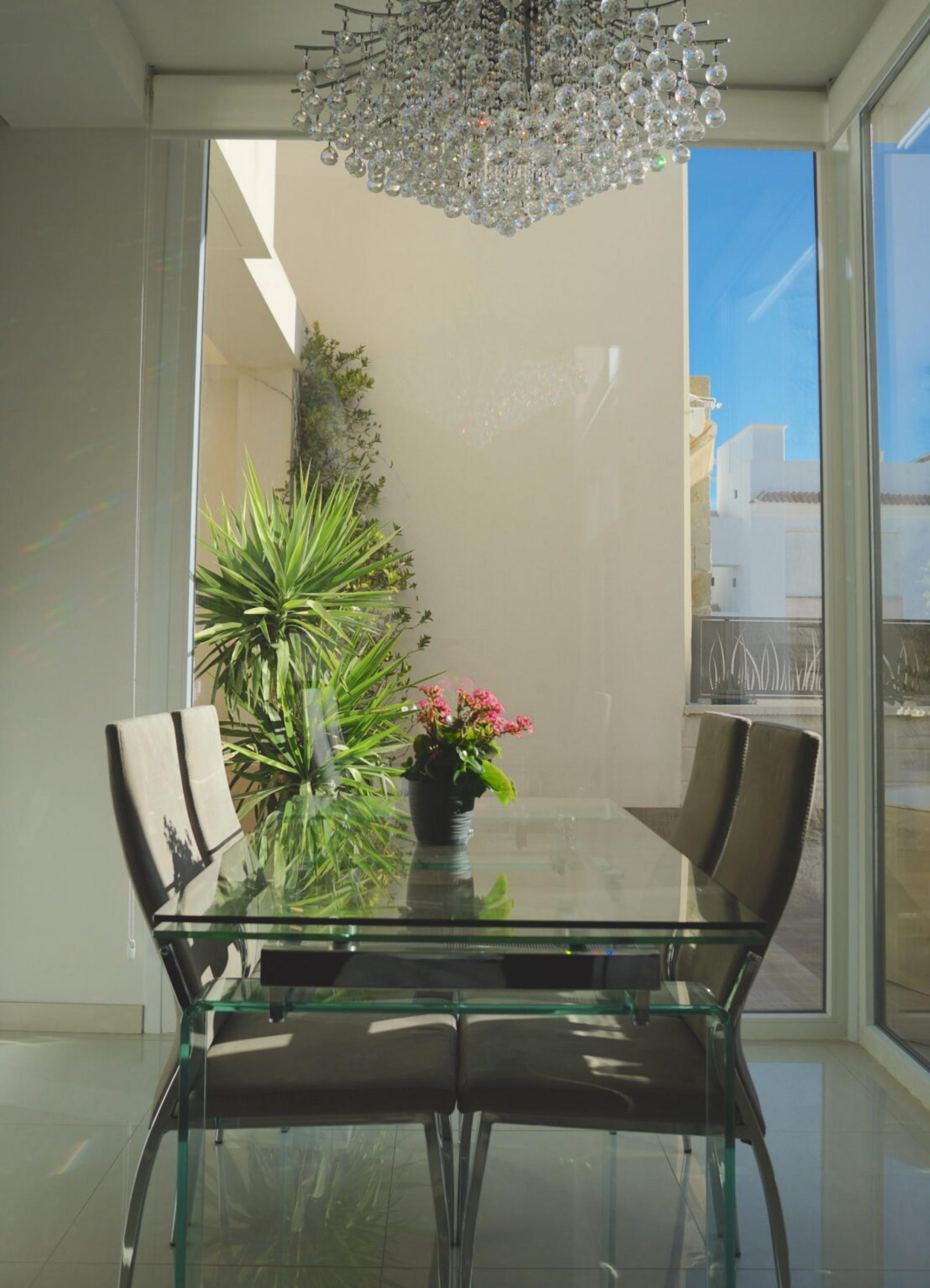 Moderne Villa mit Wasserfall-Pool und Solarium