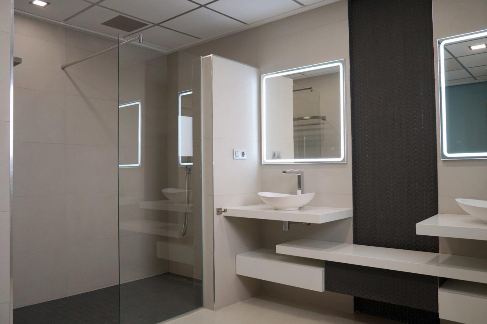 Moderne Villa mit Wasserfall-Pool und Solarium