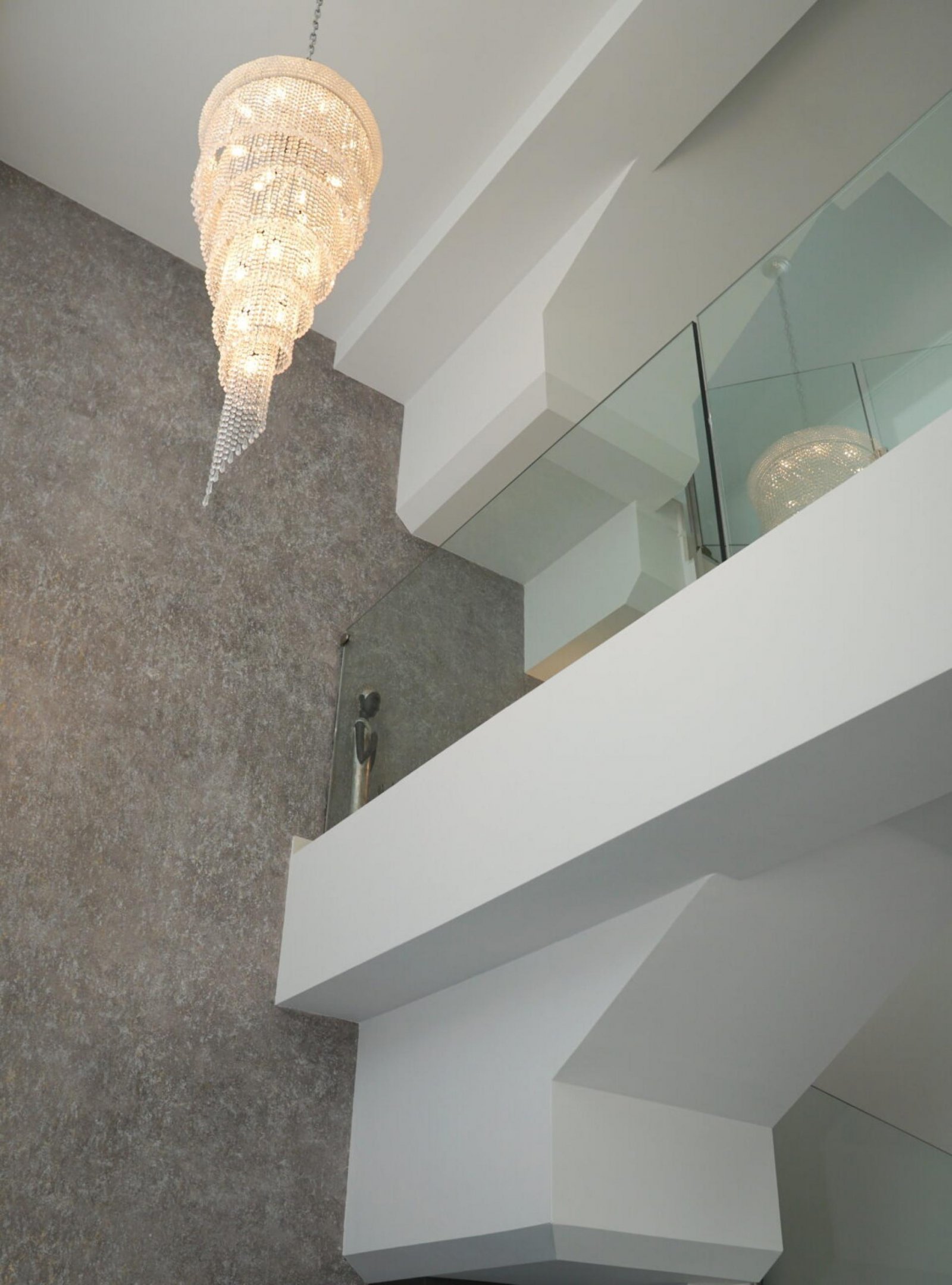 Moderne Villa mit Wasserfall-Pool und Solarium