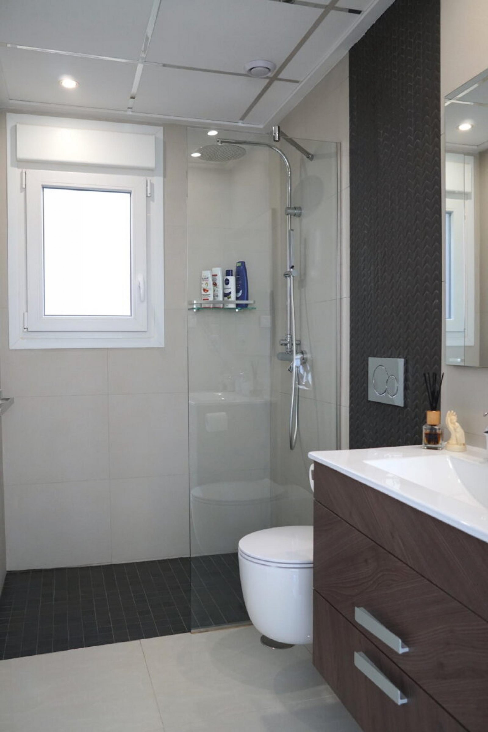 Moderne Villa mit Wasserfall-Pool und Solarium