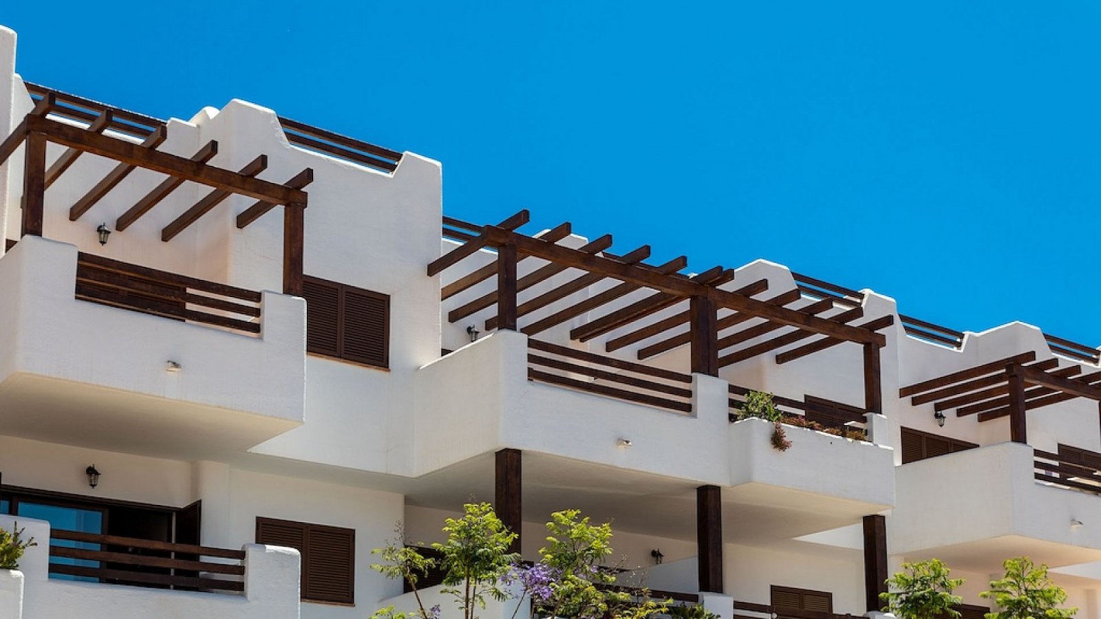 Moderne Terrassenwohnung mit Pool & Tiefgarage