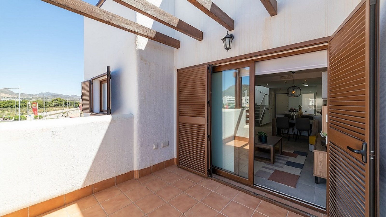 Moderne Terrassenwohnung mit Pool & Tiefgarage
