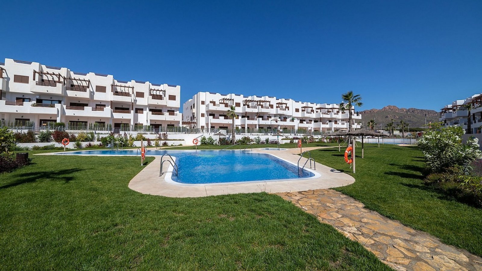 Moderne Terrassenwohnung mit Pool & Tiefgarage