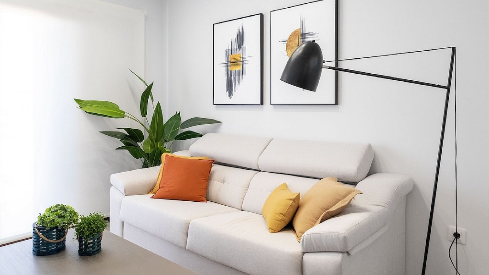 Moderne Terrassenwohnung mit Pool & Tiefgarage