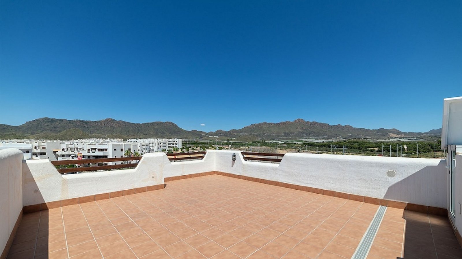Moderne Terrassenwohnung mit Pool & Tiefgarage