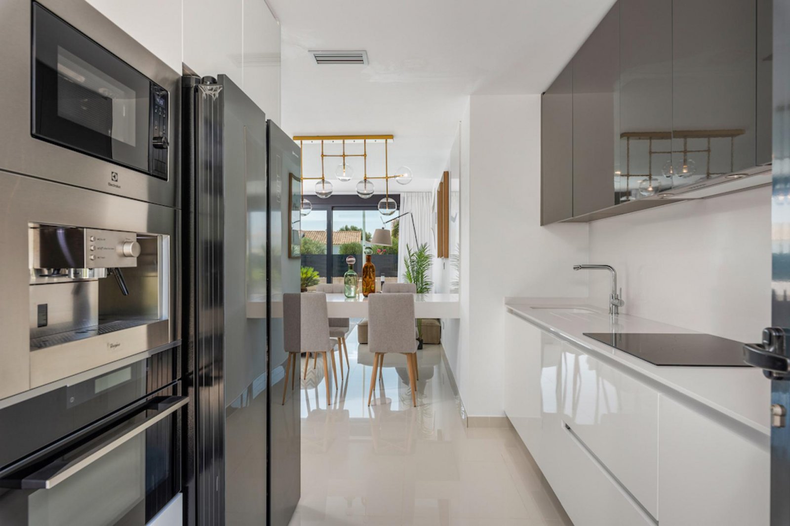 Exklusive Neubauvilla – Stil, Komfort und Pool