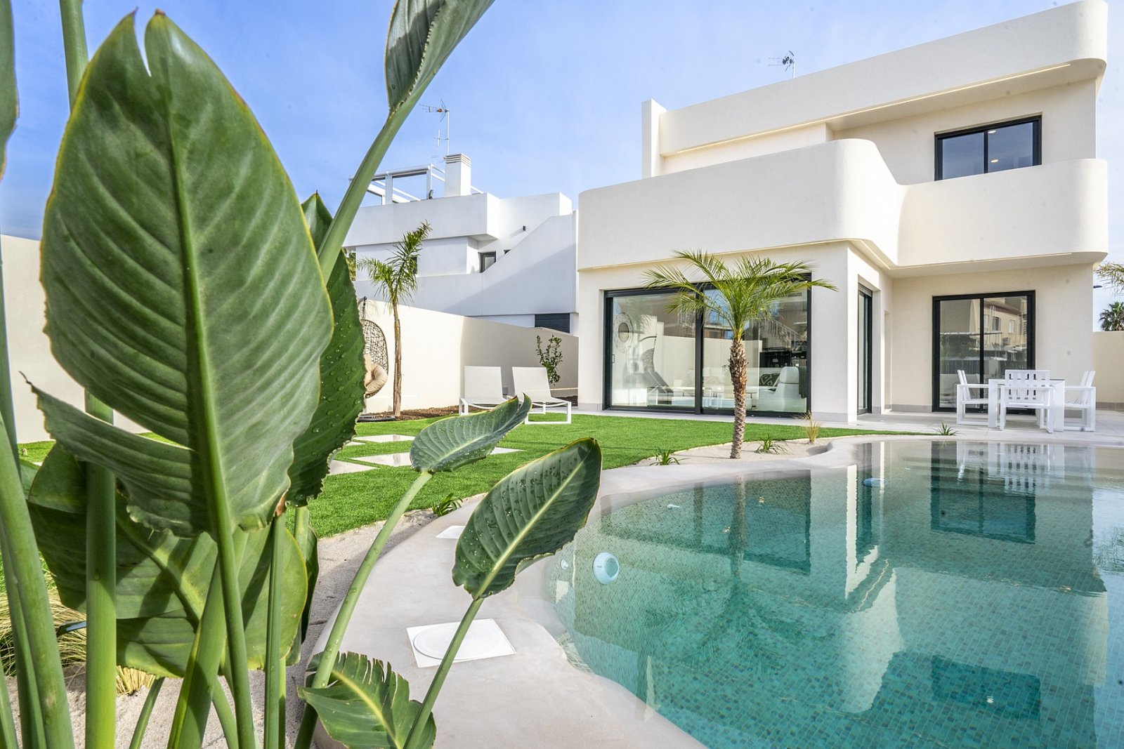 Exklusive Neubau-Villa mit Pool