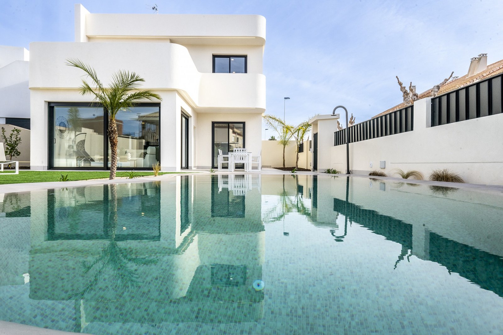 Exklusive Neubau-Villa mit Pool