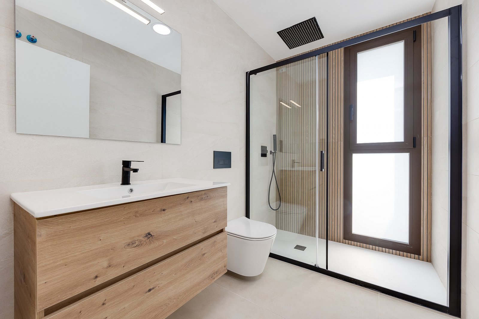 Hochwertige Villa mit Privatpool, Garage und 4 Schlafzimmern