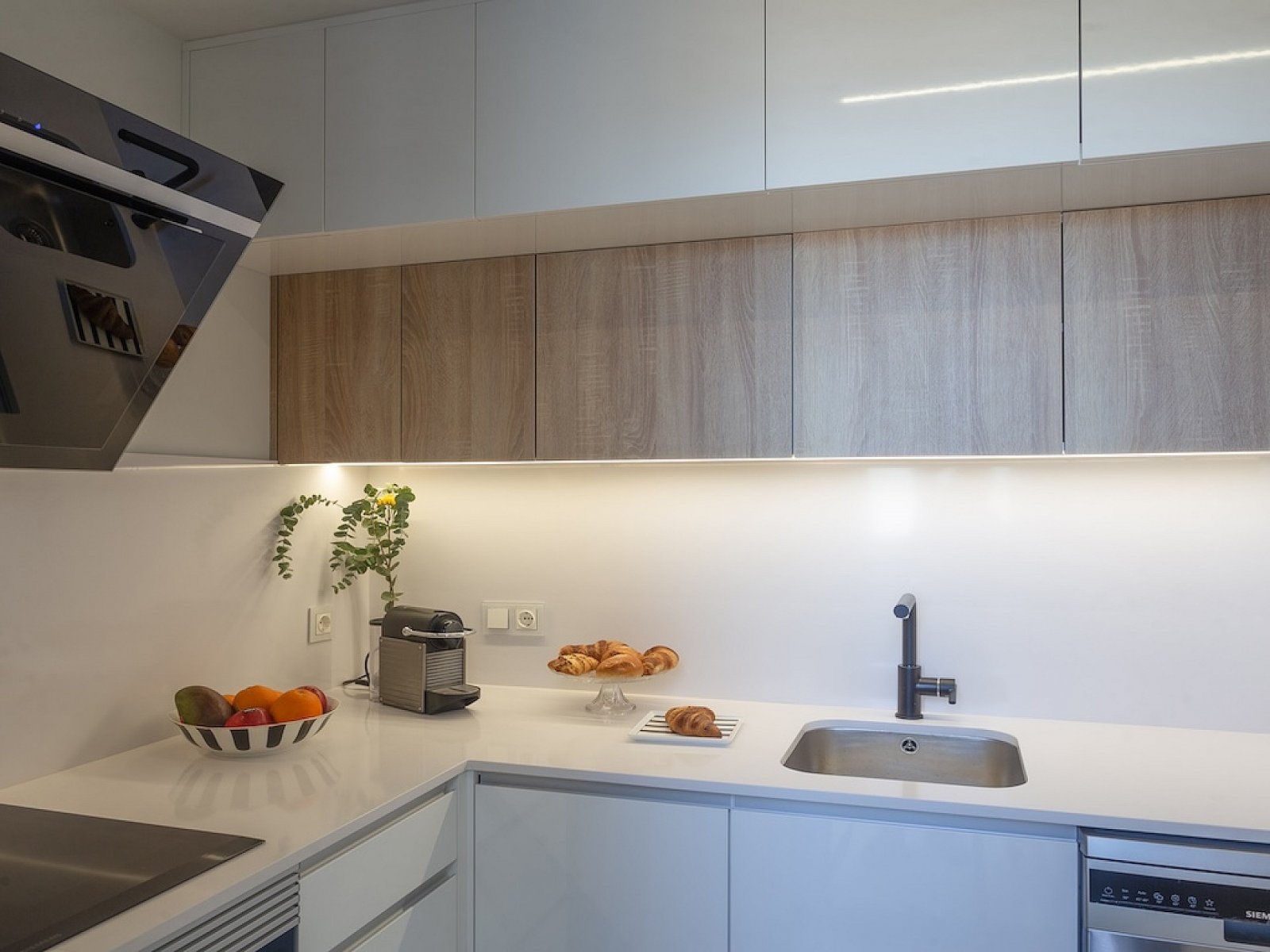 Moderne Meerblick-Apartments mit Garten und Pool