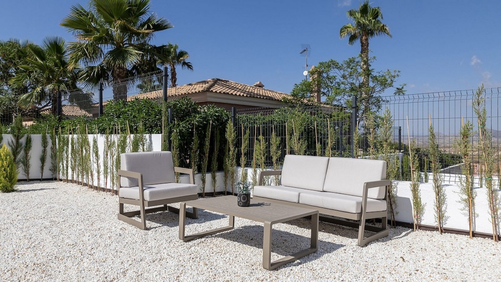 Moderne Reihenhaus-Villa mit 3 Schlafzimmern, 2 Bädern, Gemeinschaftspool und eigenem Parkplatz