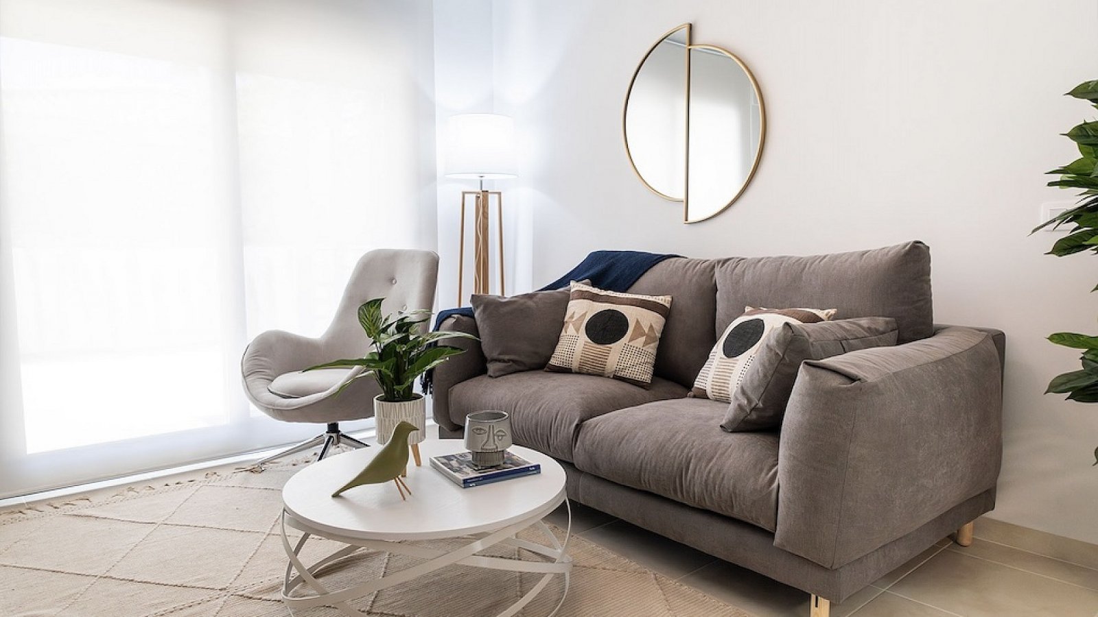 Moderne Reihenhaus-Villa mit 3 Schlafzimmern, 2 Bädern, Gemeinschaftspool und eigenem Parkplatz