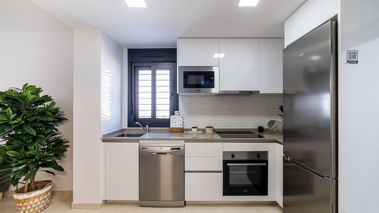 Moderne Reihenhaus-Villa mit 3 Schlafzimmern, 2 Bädern, Gemeinschaftspool und eigenem Parkplatz