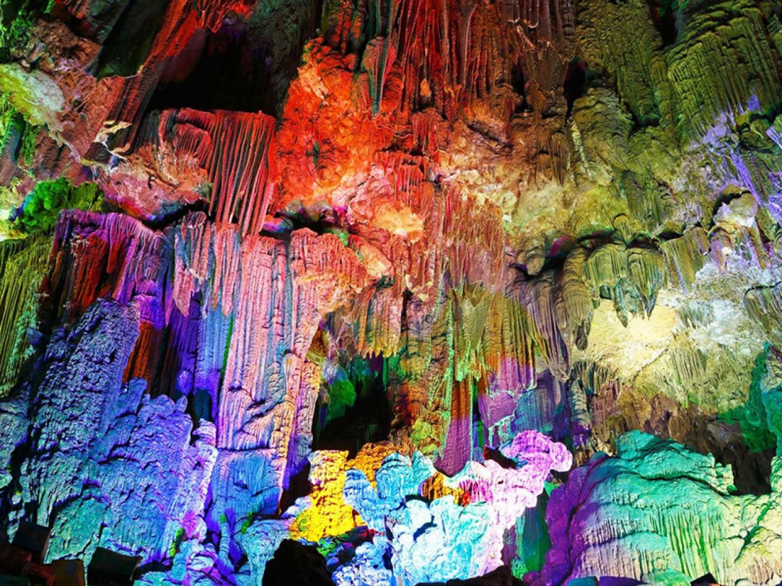 Moderne Reihenhaus-Villa mit 3 Schlafzimmern, 2 Bädern, Gemeinschaftspool und eigenem Parkplatz