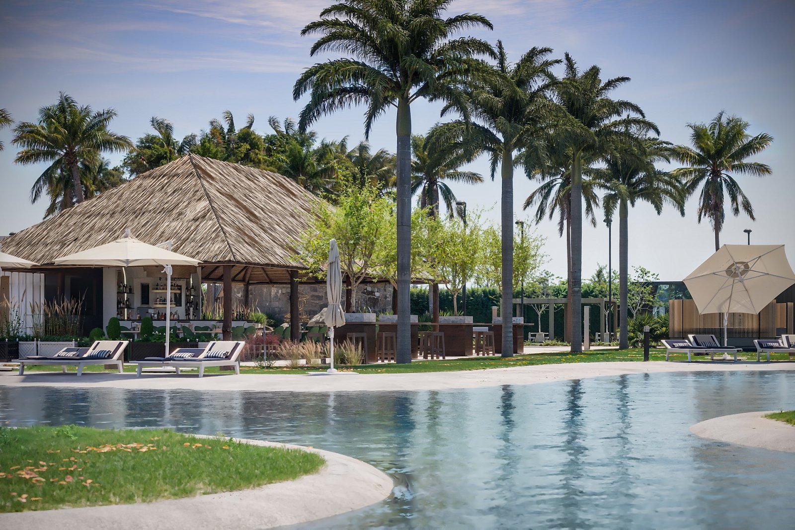 Moderne Villa mit Pool und eigenem Grundstück