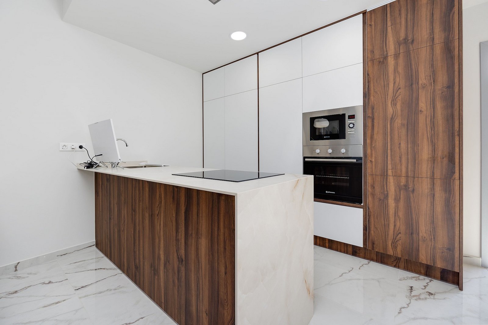 Exklusive Terrassenwohnung mit Pool, 2 Schlafzimmern & Tiefgaragenplatz