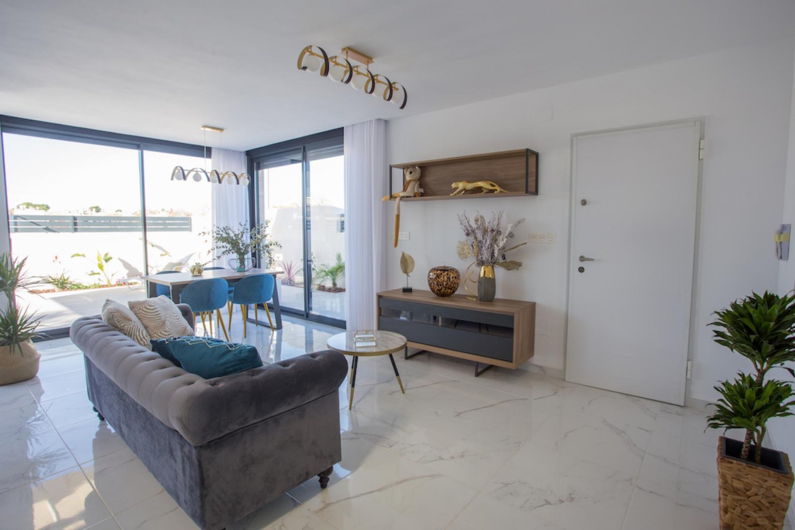 Elegante Villa mit Pooloption und Parkplatz