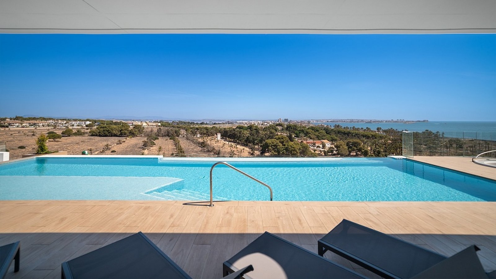 Exklusives Garten-Apartment mit Infinity-Pool und Meerblick