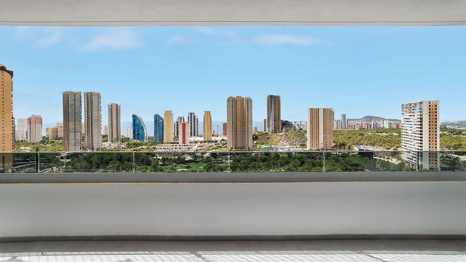 Modernes Apartment mit Dachterrasse, Pool und Parkplatz