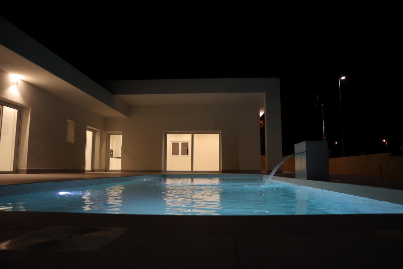 Moderne Neubau-Villa mit Pool & Traumgrundstück