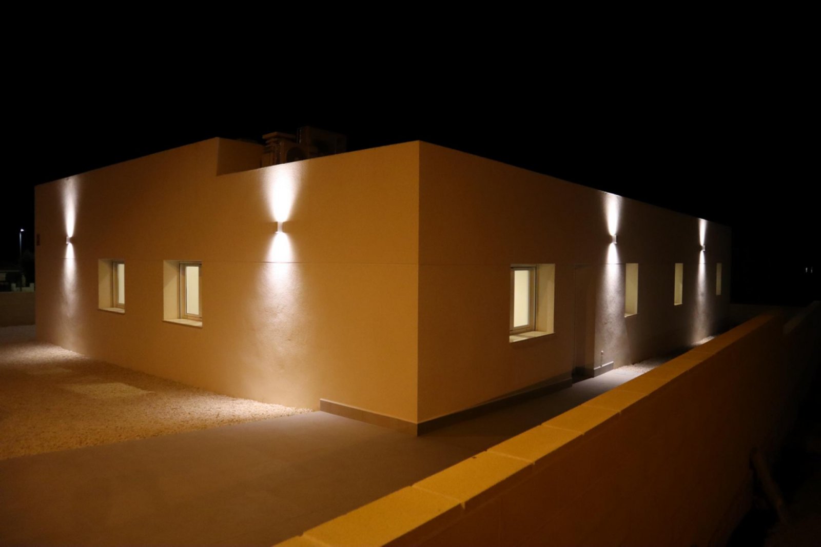 Moderne Neubau-Villa mit Pool & Traumgrundstück