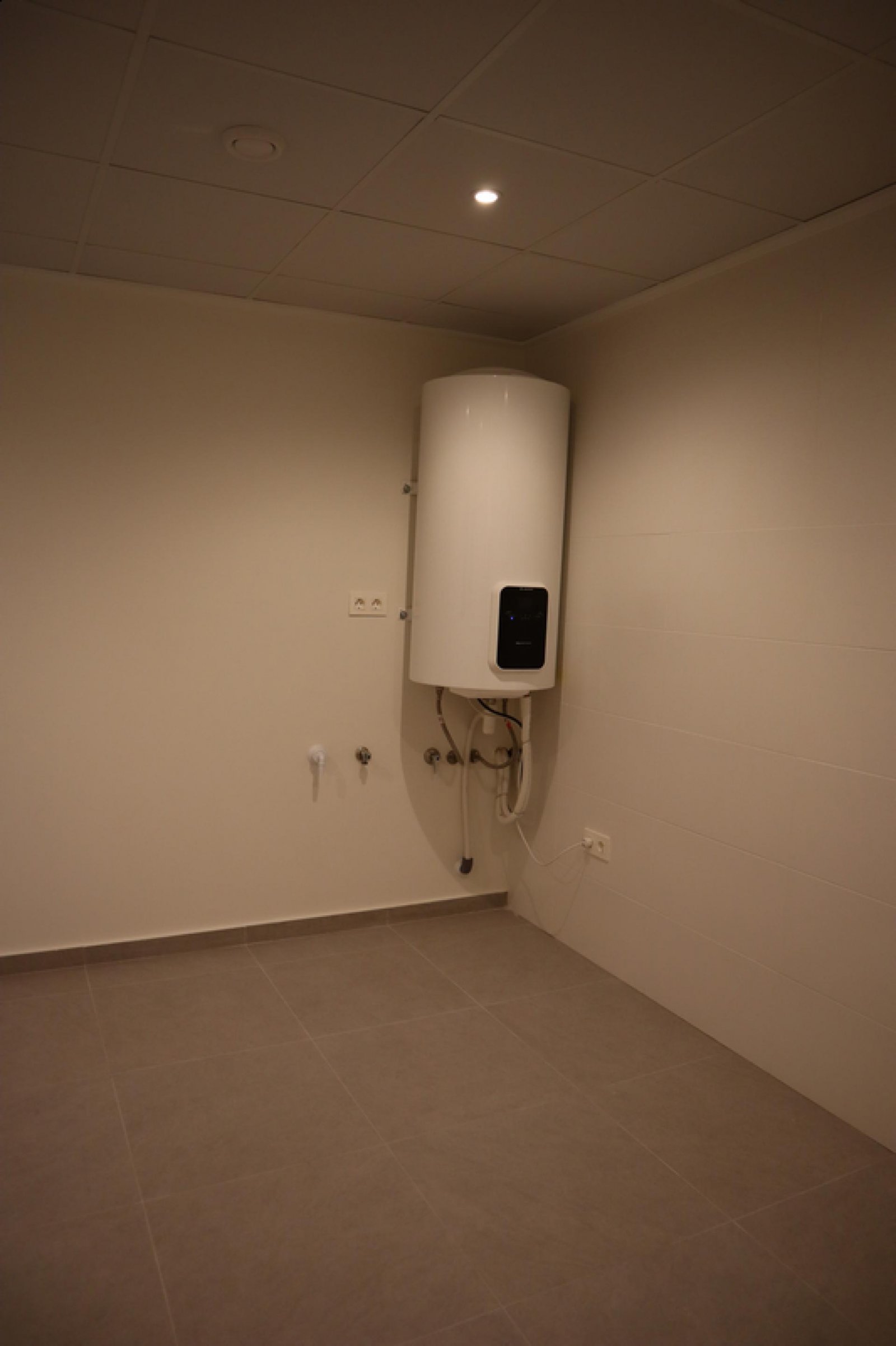 Moderne Neubau-Villa mit Pool & Traumgrundstück