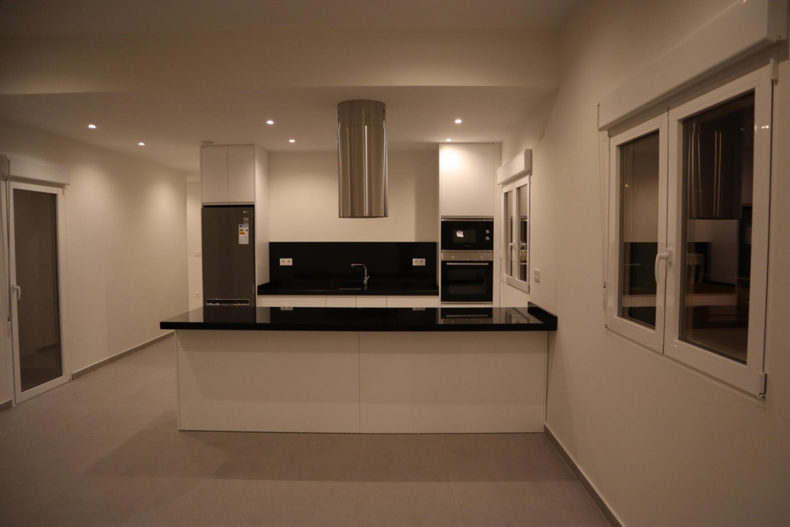 Moderne Neubau-Villa mit Pool & Traumgrundstück