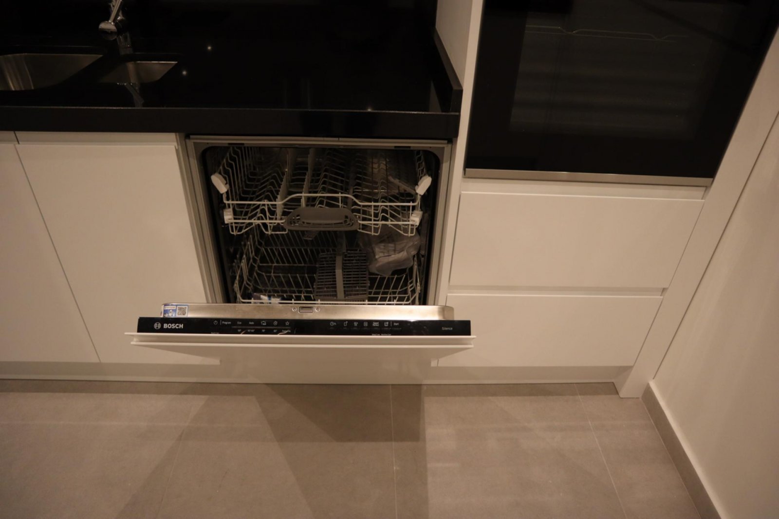 Moderne Neubau-Villa mit Pool & Traumgrundstück