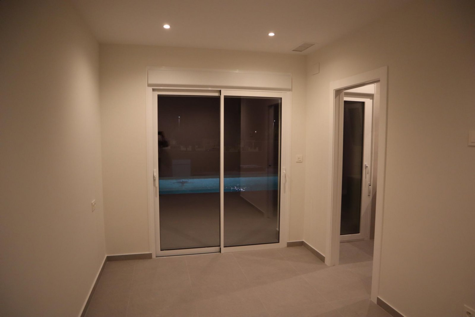 Moderne Neubau-Villa mit Pool & Traumgrundstück