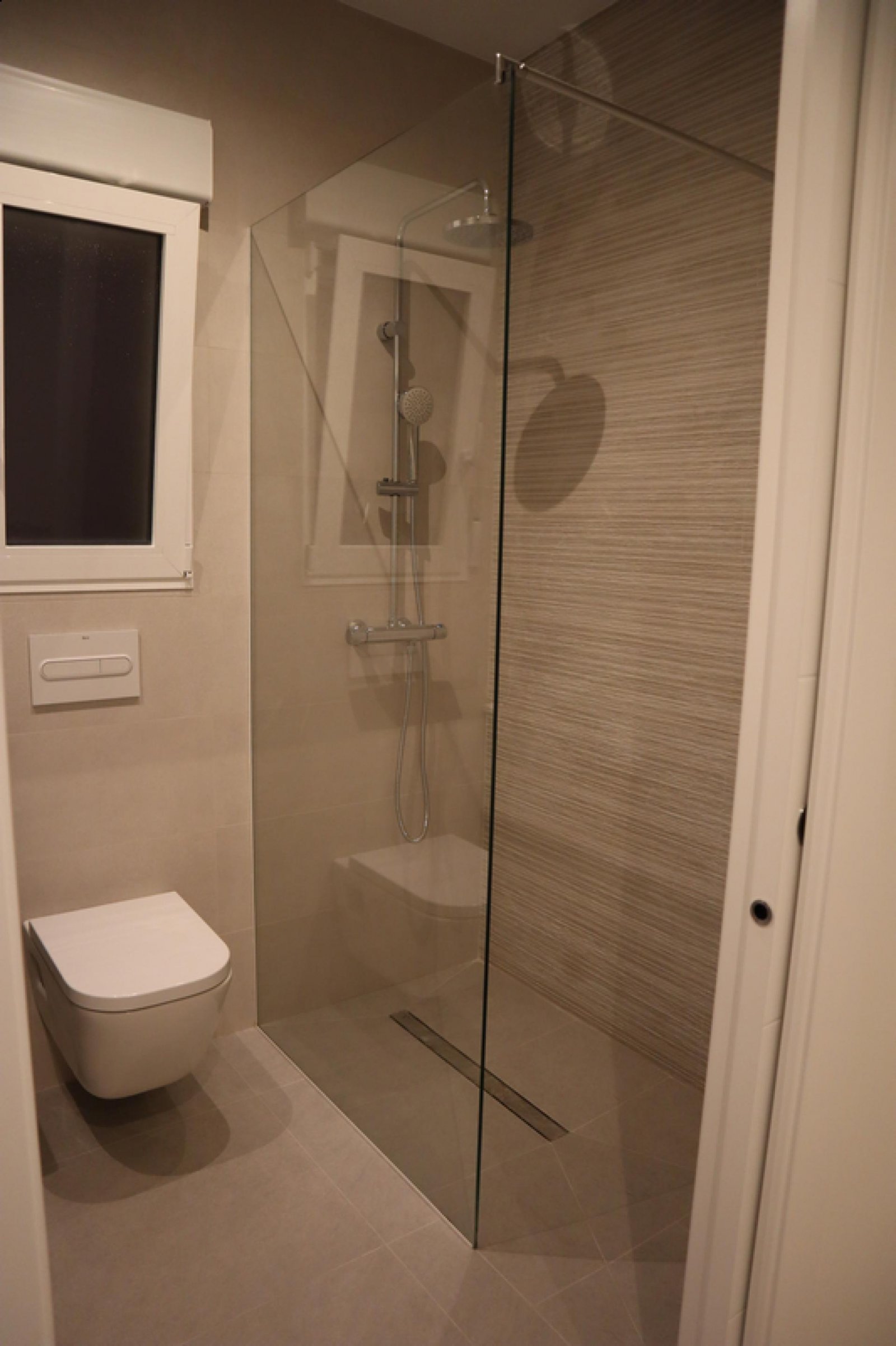 Moderne Neubau-Villa mit Pool & Traumgrundstück