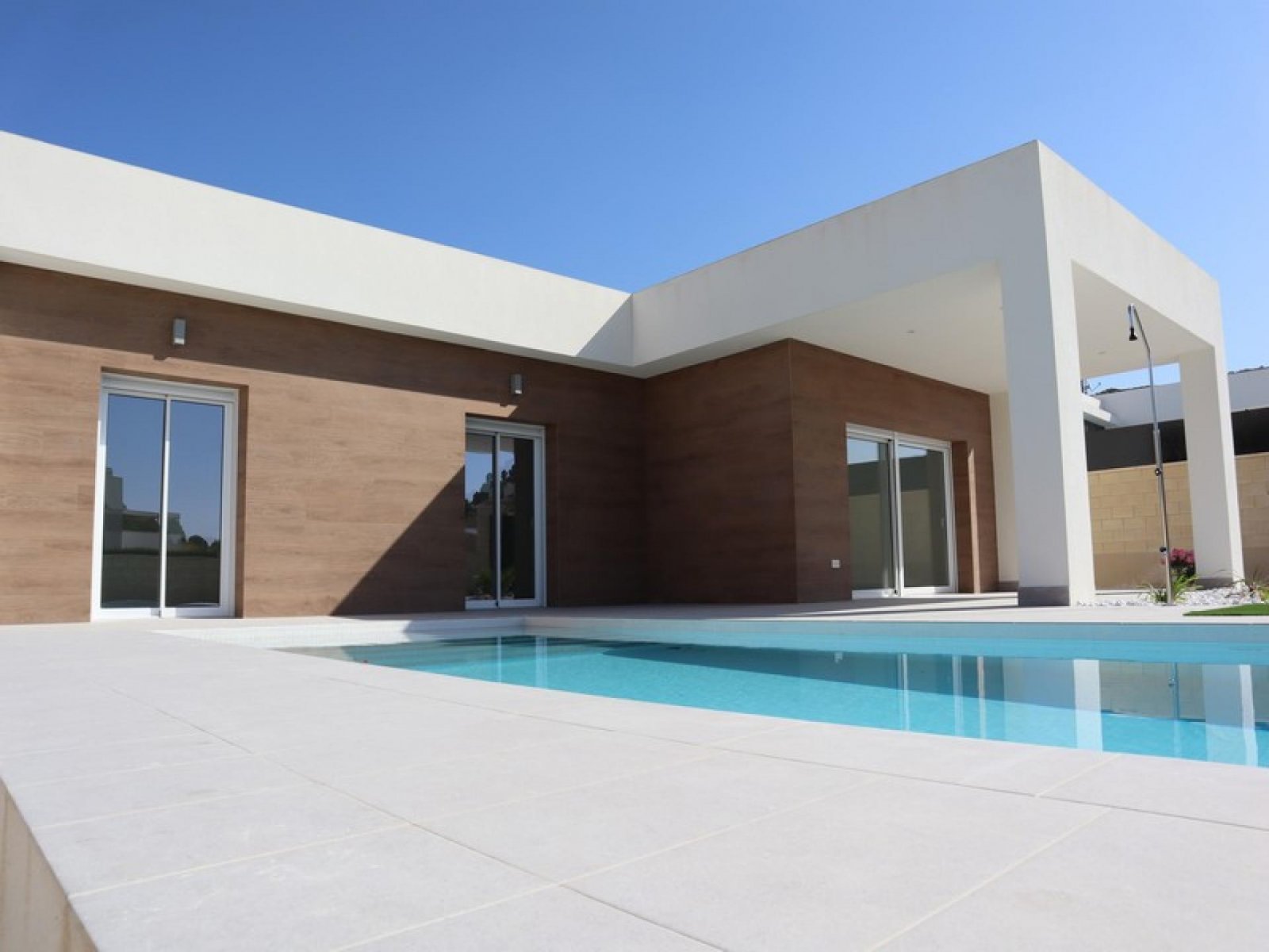 Mediterrane Neubau-Villa mit Komfort & Qualität