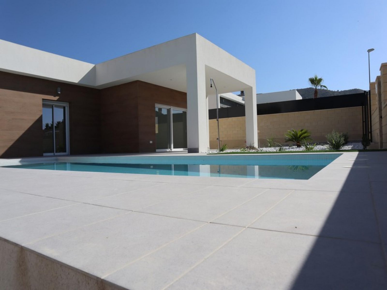 Mediterrane Neubau-Villa mit Komfort & Qualität