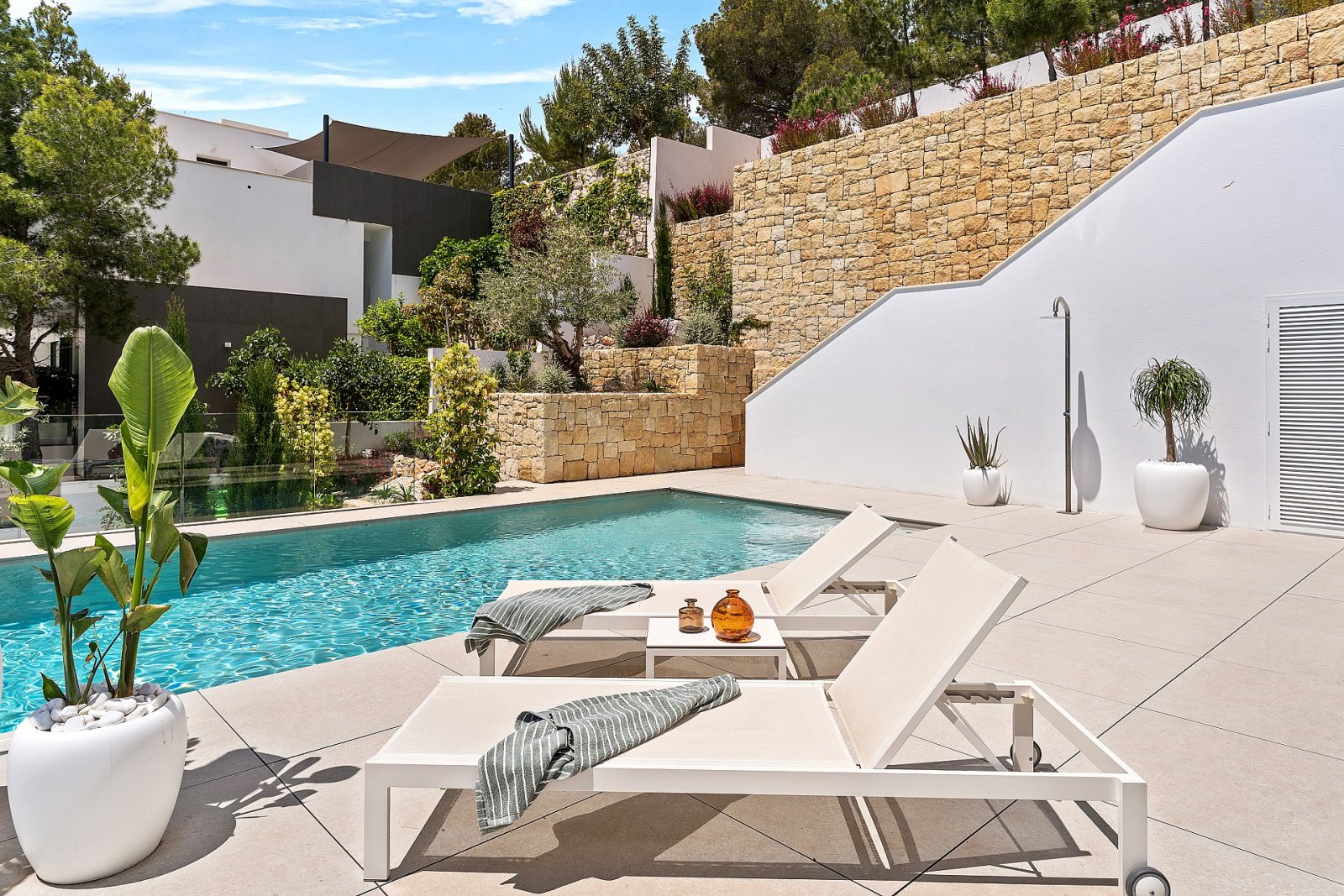 Minimalistische Luxusvilla mit Infinity-Pool und Meerblick