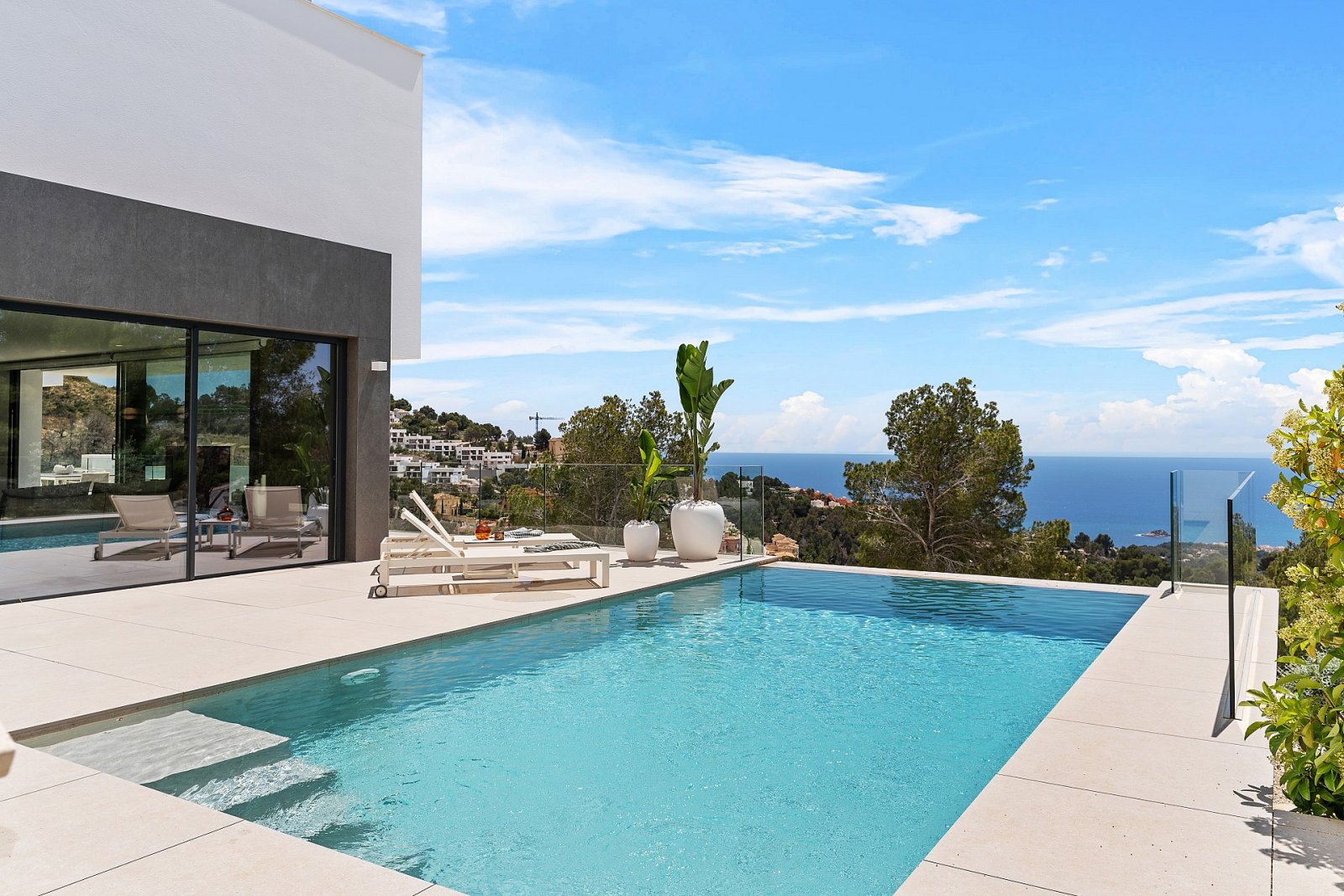 Minimalistische Luxusvilla mit Infinity-Pool und Meerblick
