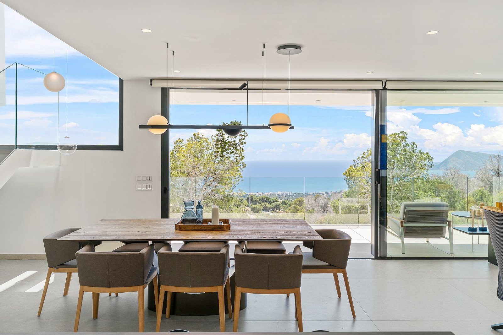 Minimalistische Luxusvilla mit Infinity-Pool und Meerblick