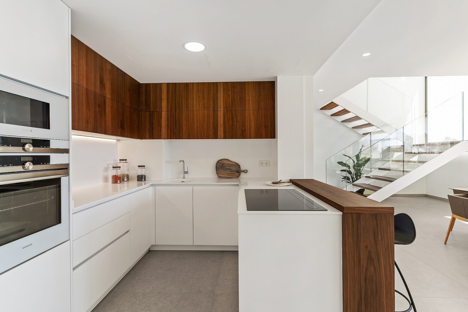 Minimalistische Luxusvilla mit Infinity-Pool und Meerblick