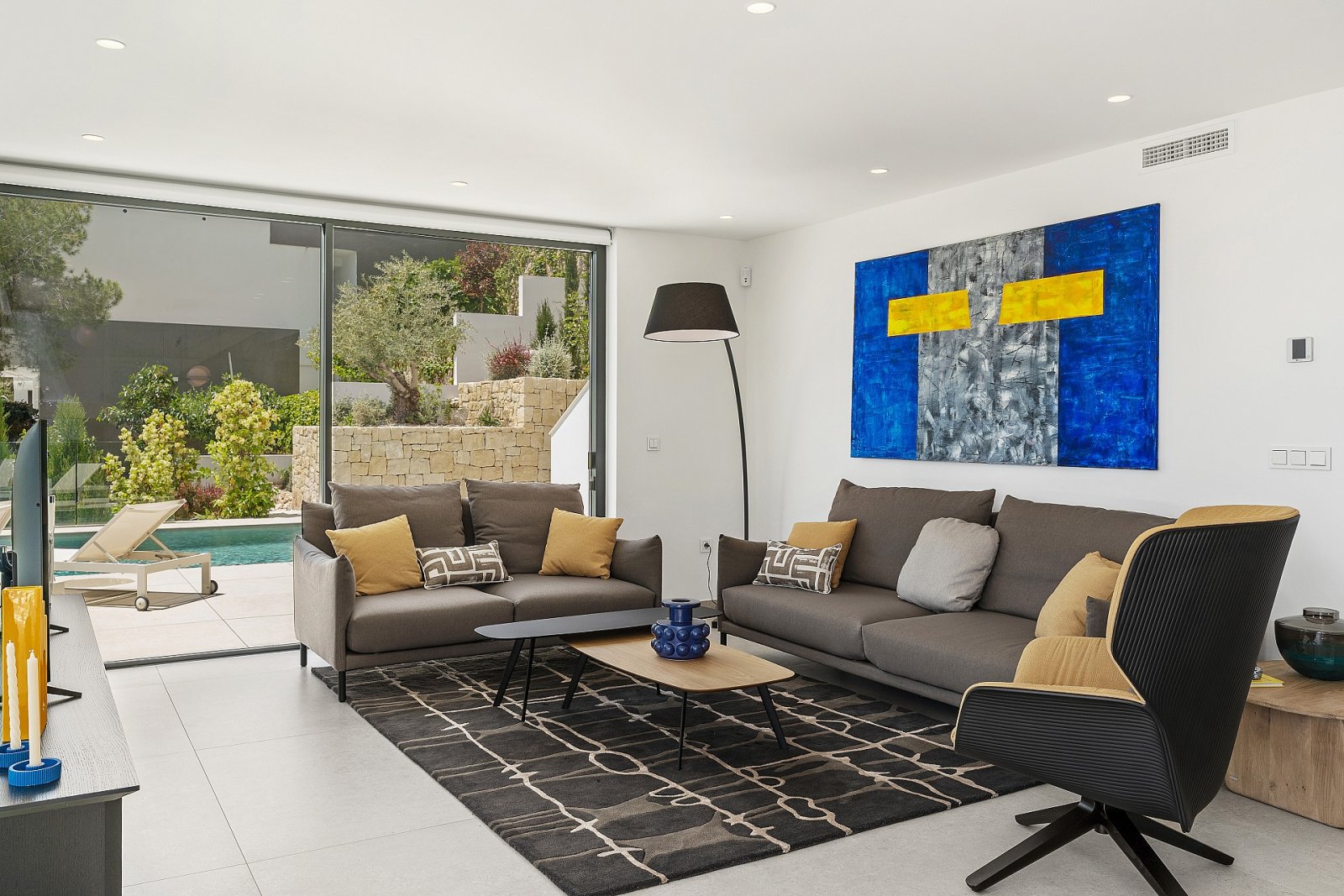 Minimalistische Luxusvilla mit Infinity-Pool und Meerblick