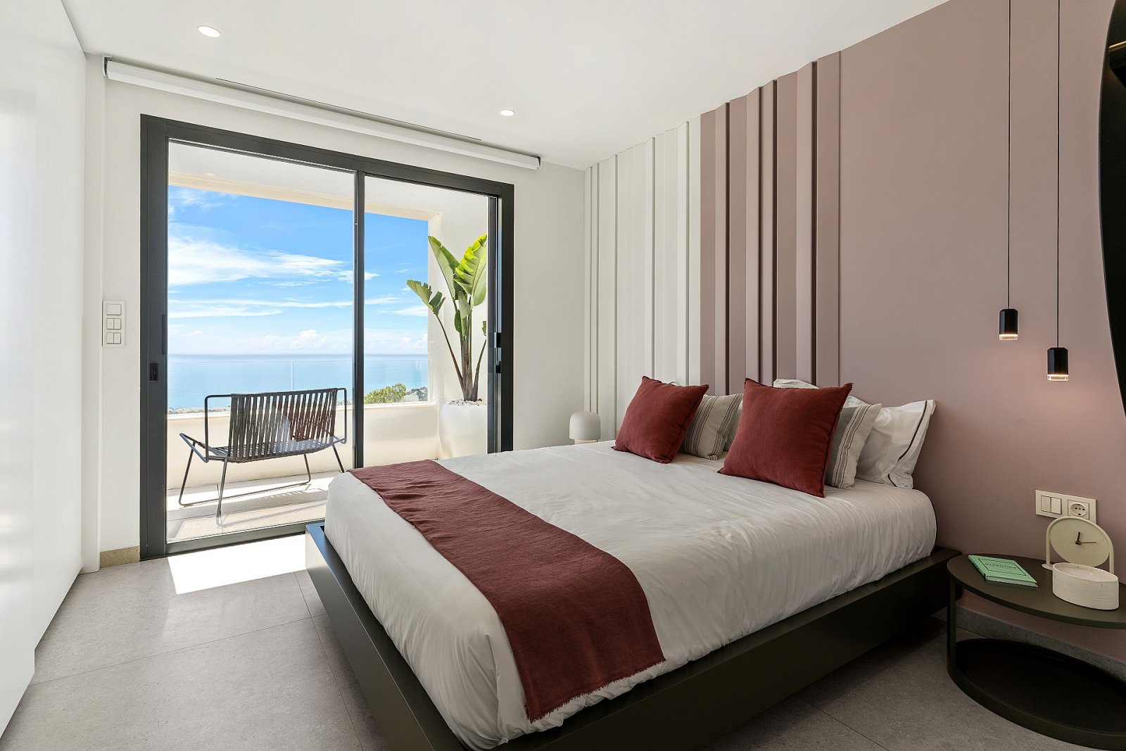 Minimalistische Luxusvilla mit Infinity-Pool und Meerblick