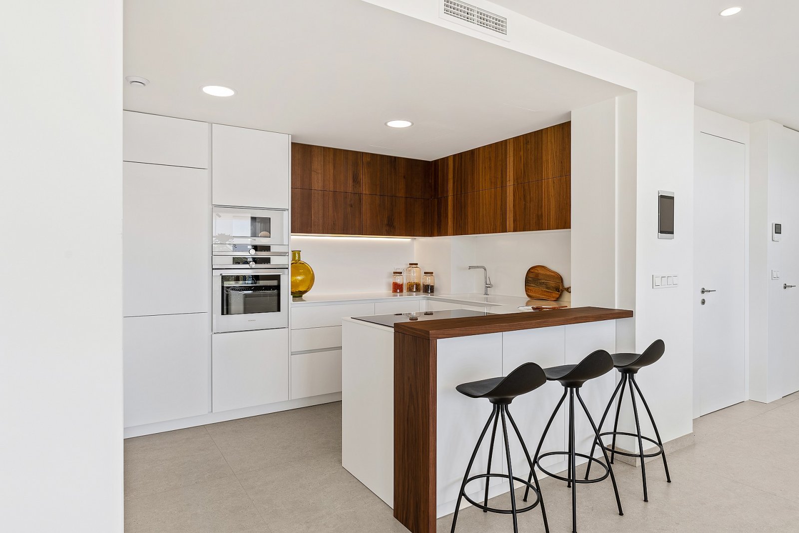 Minimalistische Luxusvilla mit Infinity-Pool und Meerblick