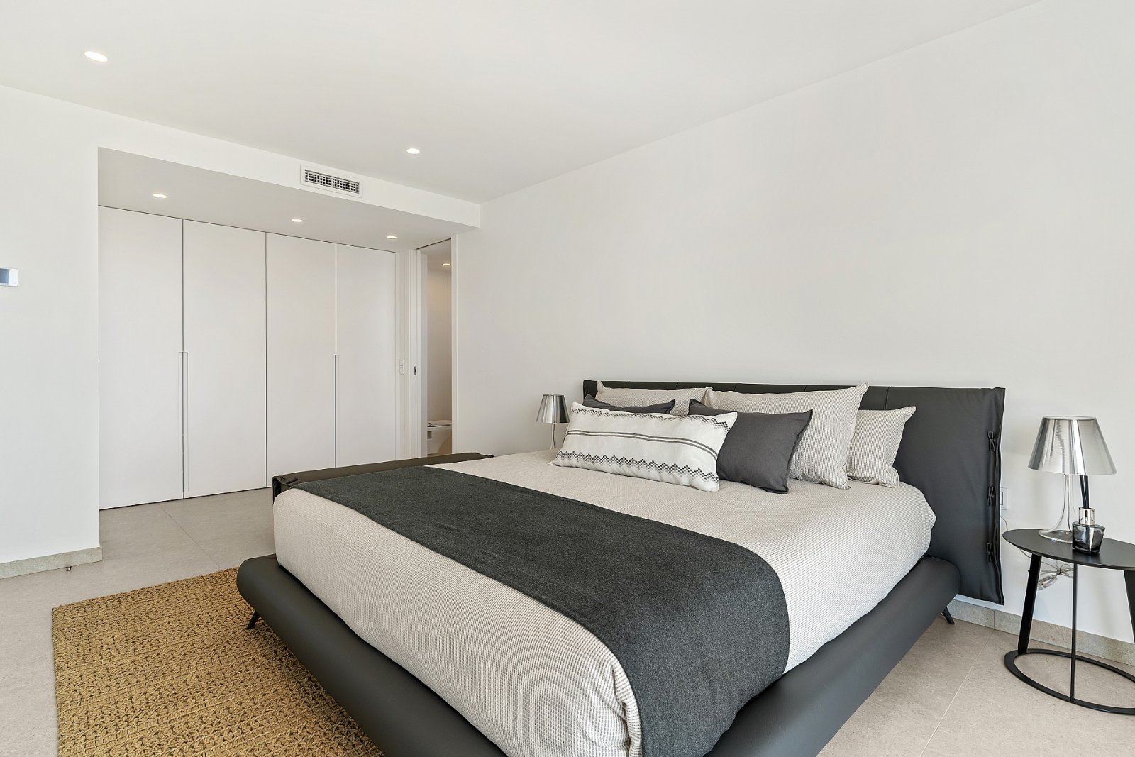 Minimalistische Luxusvilla mit Infinity-Pool und Meerblick