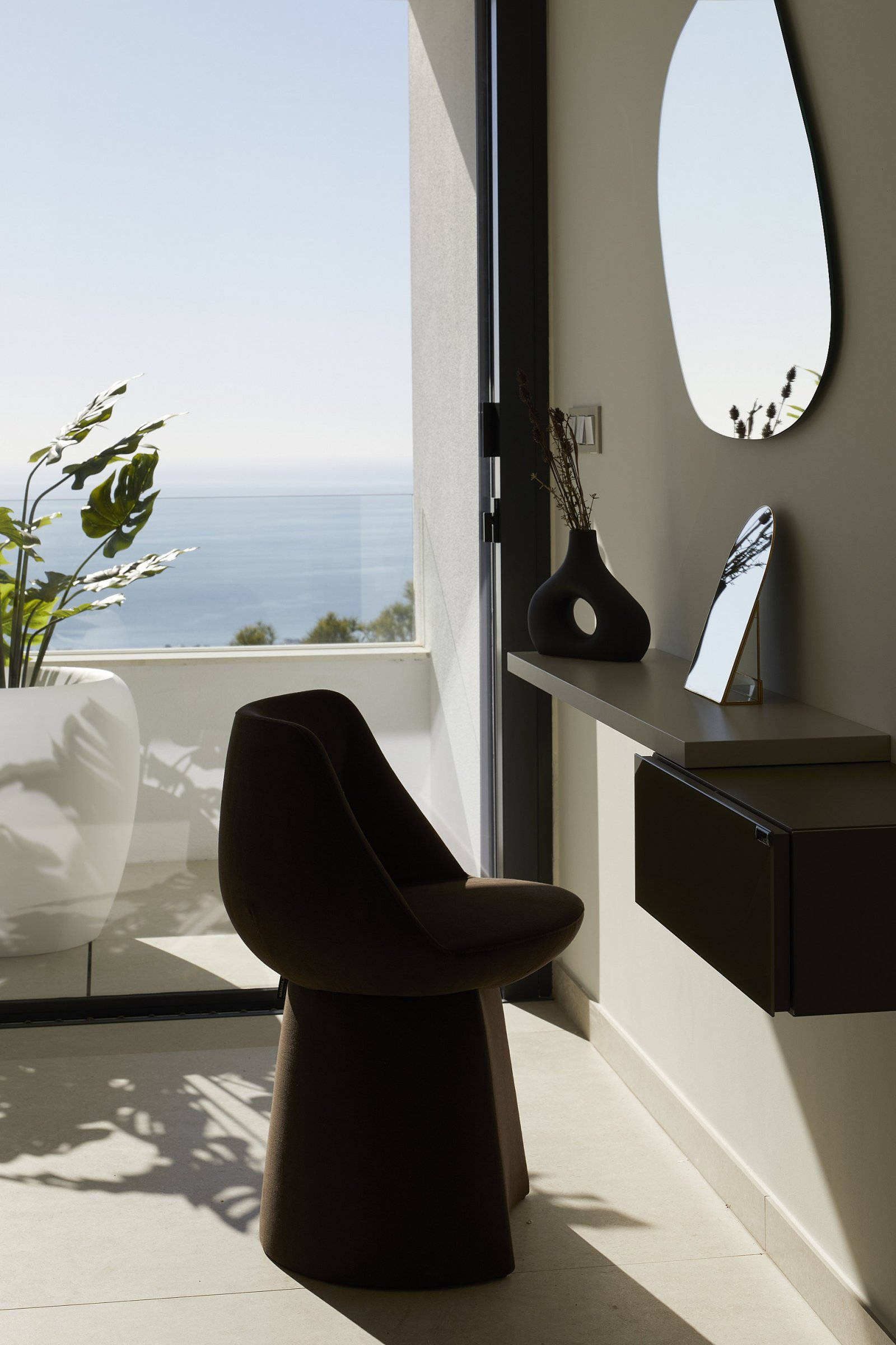 Minimalistische Luxusvilla mit Infinity-Pool und Meerblick