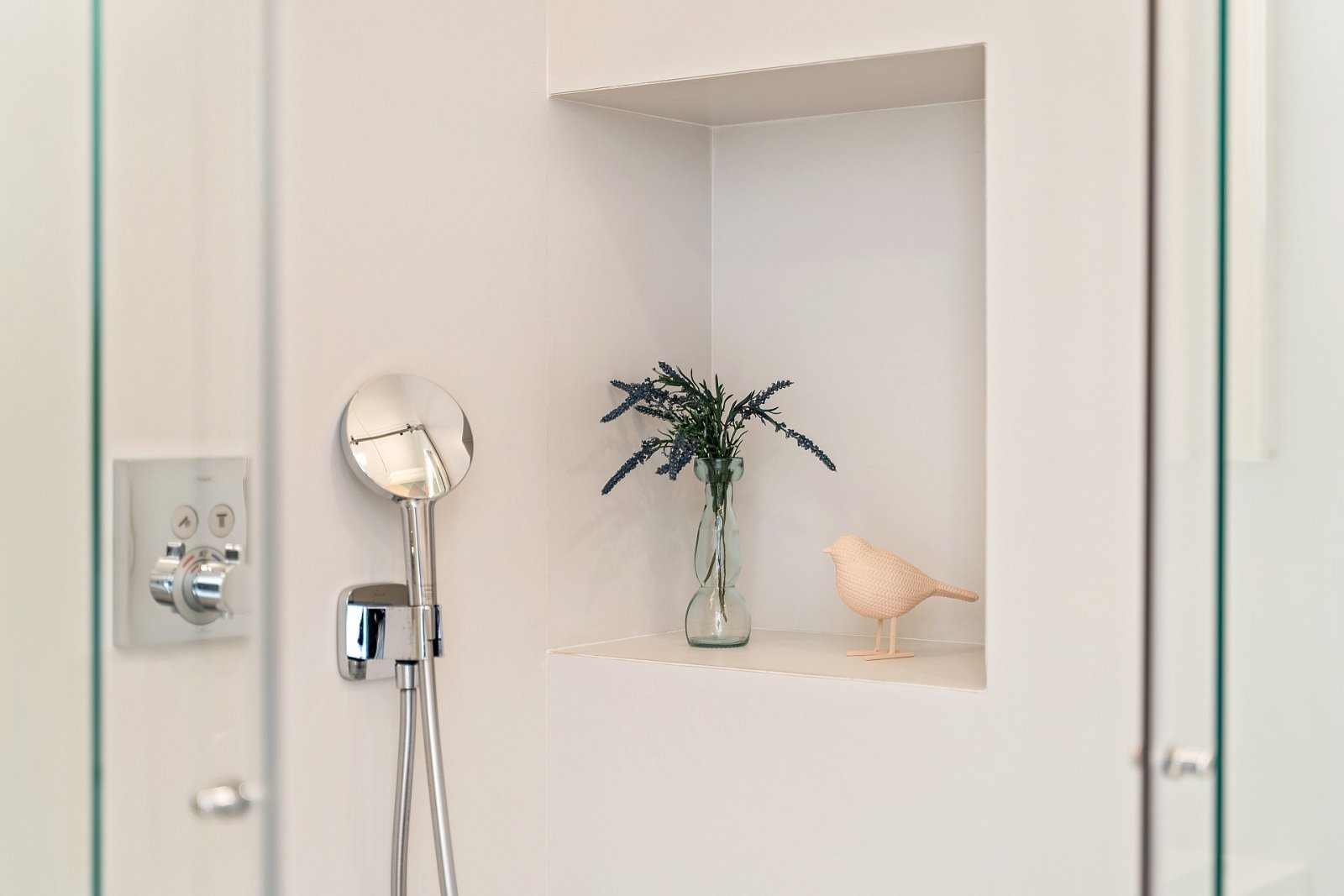 Minimalistische Luxusvilla mit Infinity-Pool und Meerblick