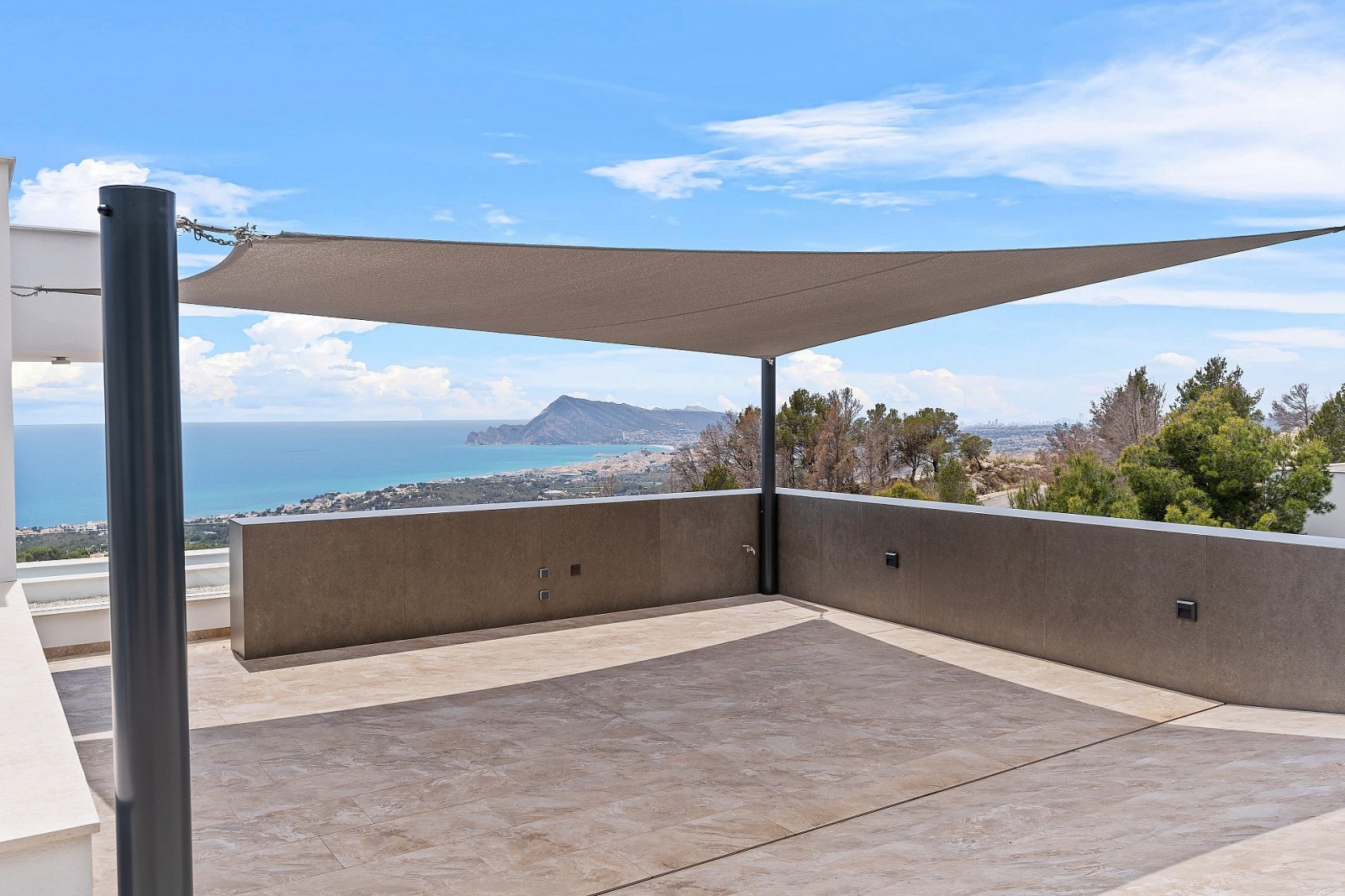 Minimalistische Luxusvilla mit Infinity-Pool und Meerblick