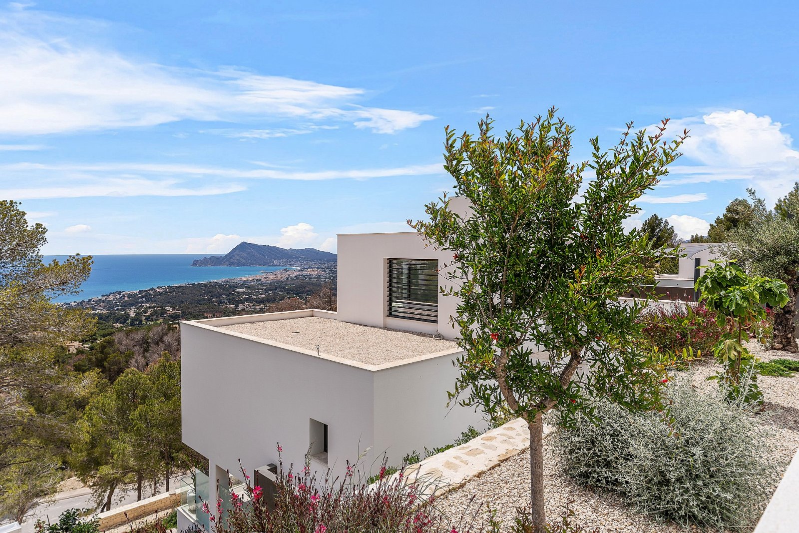 Minimalistische Luxusvilla mit Infinity-Pool und Meerblick