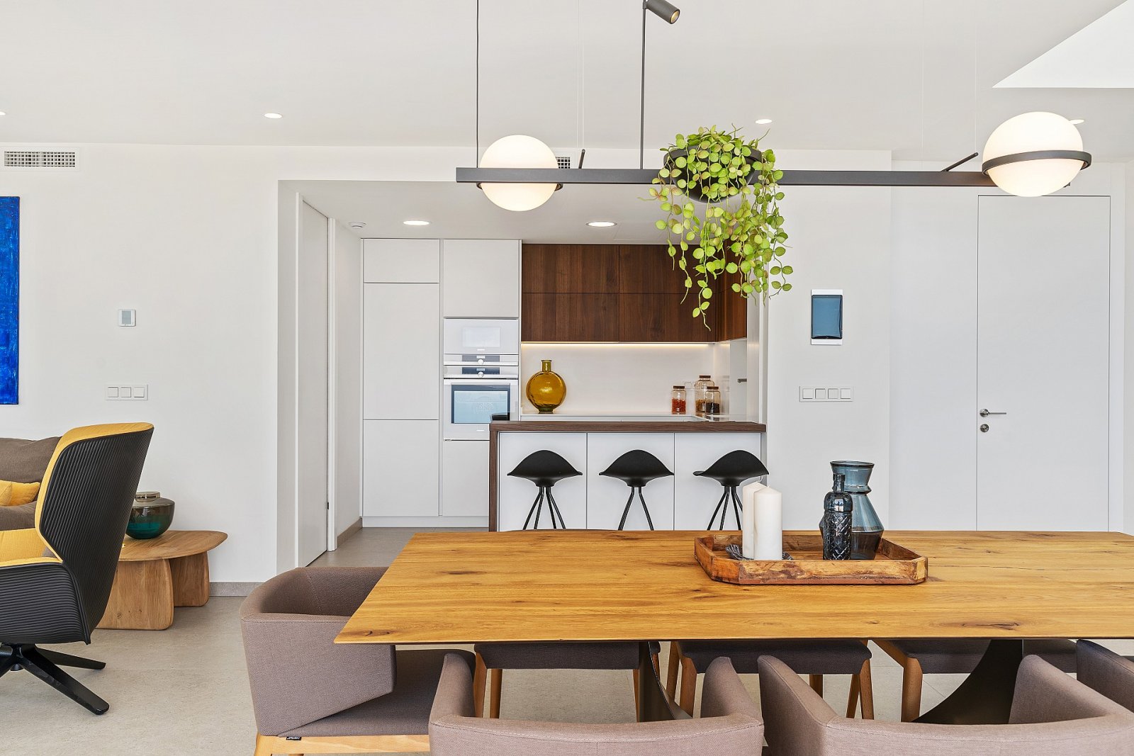 Minimalistische Luxusvilla mit Infinity-Pool und Meerblick