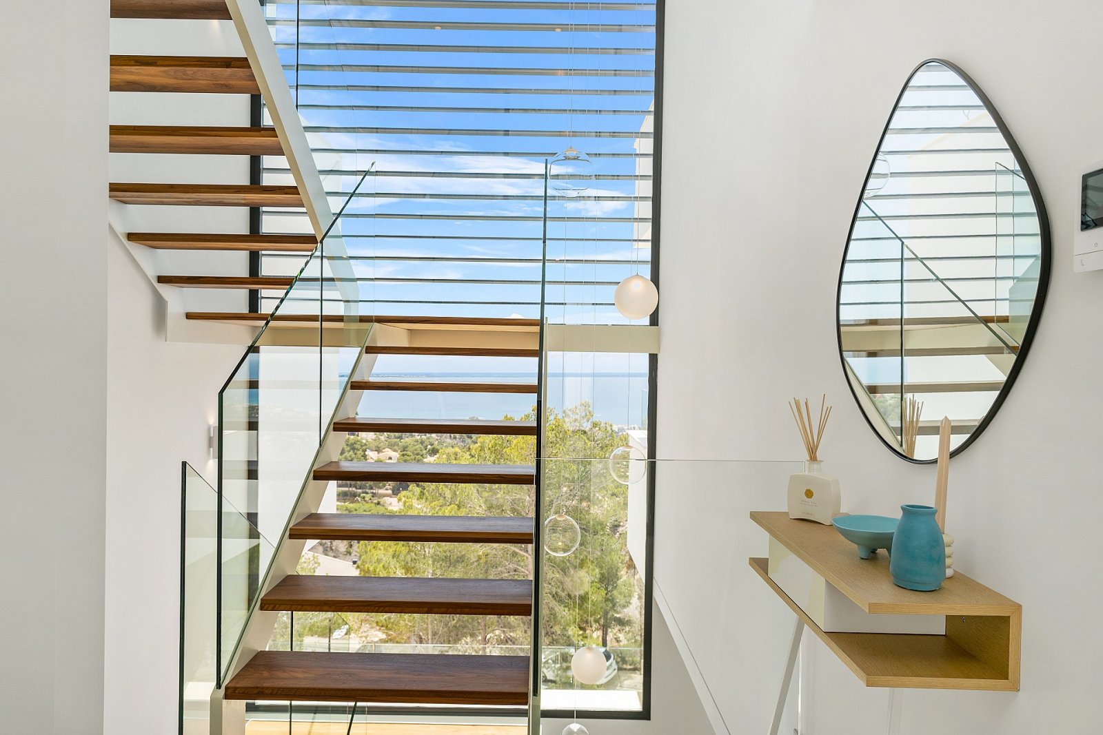 Minimalistische Luxusvilla mit Infinity-Pool und Meerblick